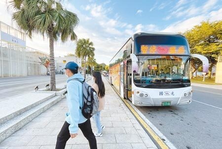台汽國光號明年元旦起停駛高雄到台東市,只開到大武,有民眾感到可惜。(莊哲權攝)