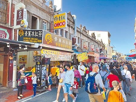 國內新冠肺炎疫情趨緩,高雄知名旗山老街周休2日湧入大批遊客,將老街擠得水洩不通。(林雅惠攝)