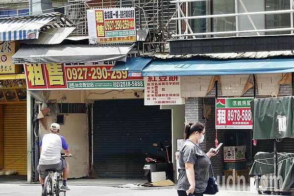 疫情干擾、國境續鎖，台北市各大商圈空置率創下30年來新高紀錄。圖為士林夜市商圈一景。圖／聯合報系資料庫