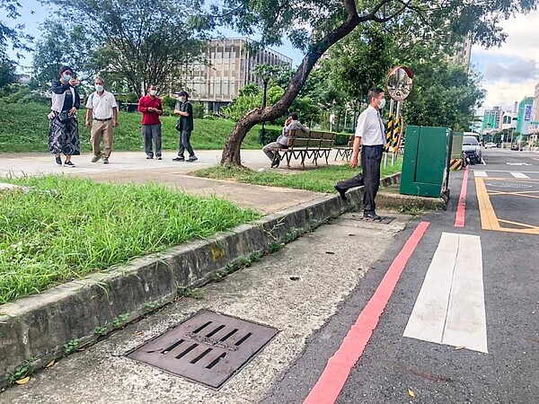 高雄市三民區寶業滯洪池公園無障礙坡道近期改善完成，圖為改善前情況。圖／市議員林于凱提供