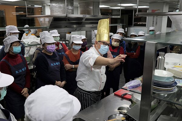 課程再度邀請榮獲衛福部FDA優良廚師金帽獎,林奕成主廚親自示範講解7道東南亞料理。圖/新北市政府提供