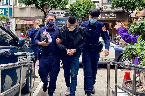 21歲滕姓男子今天生日,在酒吧慶生時卻持刀砍死不認識的曾姓酒客,警方逮捕後依殺人罪嫌送辦。記者翁至成/翻攝