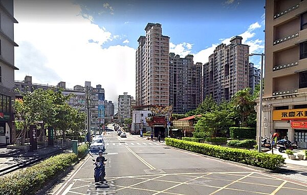 北新商圈的生活機能優異,其中套房產品100多萬、200萬就可入手,受到許多小資族、單身族青睞;中古大樓產品價格也具吸引力。圖/google map