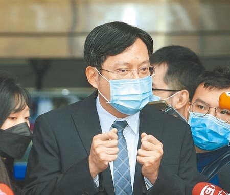 民進黨立委高嘉瑜的委任律師李永裕6日表示,呈交林秉樞散布其他女友親密照片的事證給檢方。(陳怡誠攝)