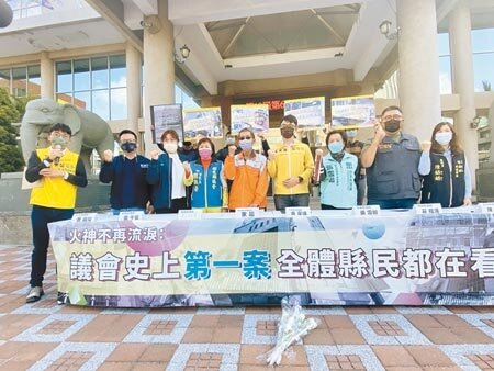 彰化縣議員吳韋達(右四)提案制訂《彰化縣7層以上公寓大廈管理維護自治條例》草案,獲三分之一席次議員簽名連署,並獲各黨代表表態支持;這也是彰化縣議會成立70年來,首度由縣議員主動提案制訂的自治條例。(謝瓊雲攝)