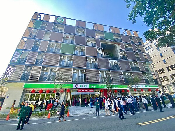 這座五星級郵局除了郵政業務之外,並規劃有營業店面及出租套房。記者宋健生/攝影