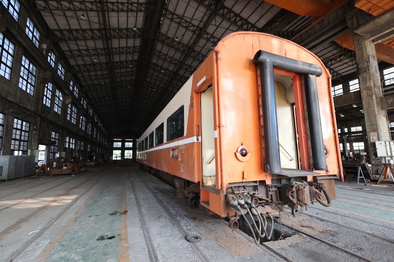 高雄機厰主要業務是維修台鐵各式無動力客車及貨車車廂，包括像是拉式PP客車、傳統客車（莒光、復興）與各型貨車等。記者劉學聖／攝影 