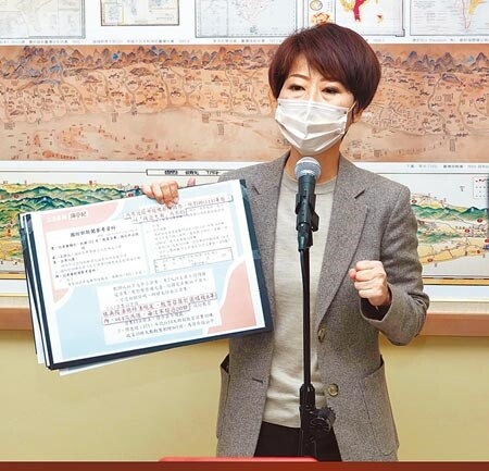 立委陳亭妃6日舉行記者會指出,有人退伍9年、10年依然被教召,有違人民對政府的「信賴感」。(陳信翰攝)