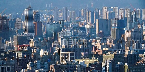 低薪加上高房價,使得買房人口縮手,也延後買房的年齡。圖/中時報系資料照片