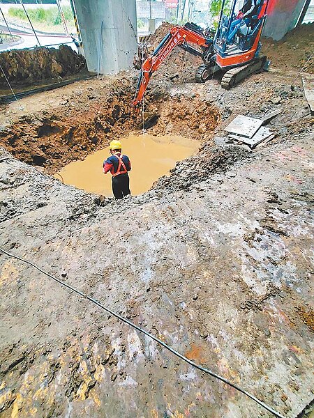 新北勞檢啟動5個捷運工程專案，共發現13項缺失，其中安坑輕軌有3項重大違規遭罰6萬元。圖為未設置擋土支撐的重大缺失之一。（新北市勞工局提供／陳慰慈新北傳真）