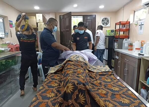 馬來西亞近日傳出一名男孩在與朋友參觀當地著名的「鬼屋」時，竟意外引發心臟病、當場死亡。圖／截自推特