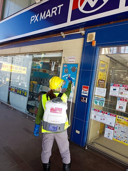 台中市環保局7日上午完成個案足跡全聯梧棲文化店周邊清消。圖／台中市環保局提供