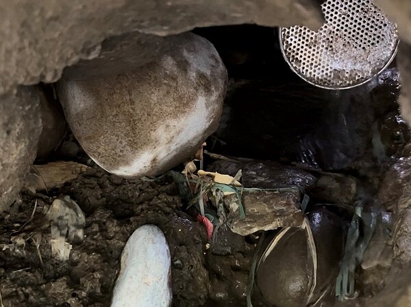 九甲埔圳灌溉渠道混濁出現浮油情形,嚴重污染灌溉水體。經查係某不肖寵物食品製造業者埋設暗管、排放廢水。圖/新竹市政府提供