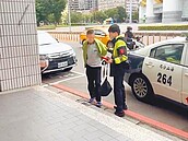 插隊被制止　男怒毆女店員