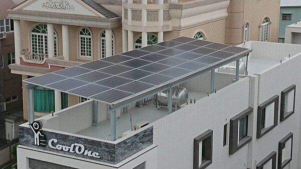 嘉義縣布袋鎮種電達人蔡崇富,9年前從投資股市轉行投資太陽能,成立公司在嘉雲南各地,獵屋租屋頂售電,目前共30間自用及承租透天厝裝太陽能板。圖/蔡崇富提供