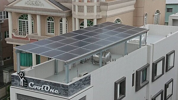 嘉義縣布袋鎮種電達人蔡崇富,9年前從投資股市轉行投資太陽能,成立公司在嘉雲南各地,獵屋租屋頂售電,目前共30間自用及承租透天厝裝太陽能板。圖/蔡崇富提供