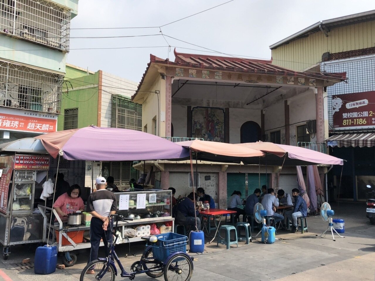大林蒲鳳林宮廟前有小吃攤,一到中午不少居民就在此覓食。記者林巧璉/攝影
