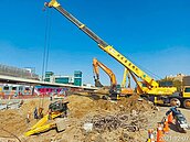 怪手翻覆　南鐵地下化再傳意外