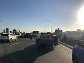 台74線5車連環撞　貨車駕駛卡車內消防員破門助脫困