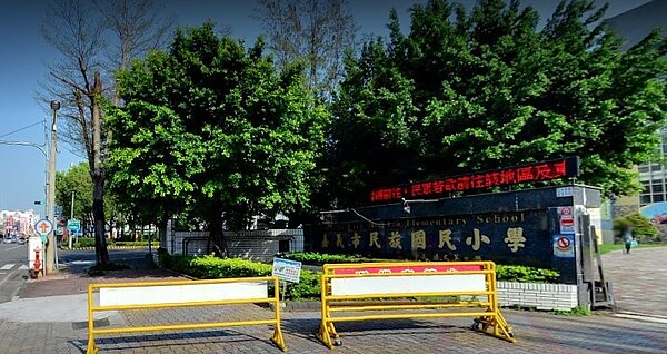 嘉義市第一個公辦都更案、民族國小西側南門段二小段1,300多坪都更案,7日公告由國城取得最優申請人,將投資26億元,興建四棟15樓住宅、托育中心。圖/翻攝自Google maps