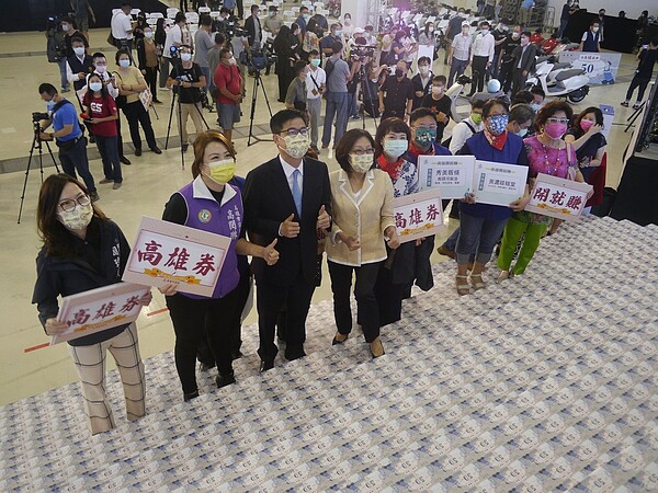 今年9月高雄市政府在高雄展覽館公布「紙本振興五倍券兌領高雄券」方案,當時經發局宣稱籌措移緩濟急預算2億元,明年度編列3億元,現場展示5億元高雄券堆疊而成的金字塔。圖/聯合資料照