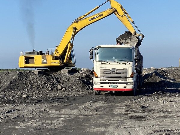 屏東縣政府宣布將林邊溪林邊大橋段疏濬清淤工程標售及專案申購剩餘的土方,以象徵性土石單價每公噸1元,供沿海4鄉鎮民眾申購回填低窪農地。圖/屏東縣政府提供