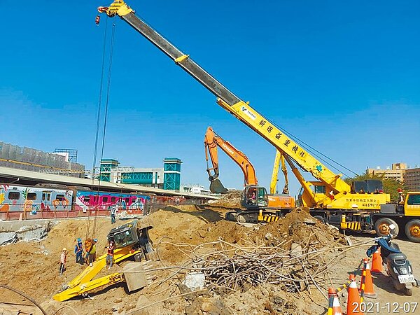 台南鐵路地下化工程7日上午發生1輛怪手因土質鬆軟，不慎傾倒。圖／鐵道局南工處提供
