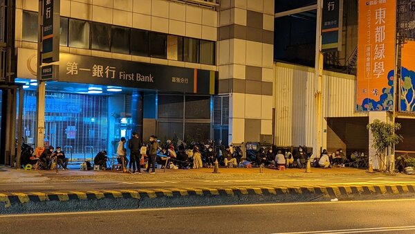 台南一處接待中心外凌晨聚集約30人排隊買房。圖／截自「住宅週報」臉書粉專