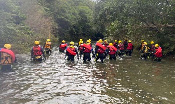 虎豹潭意外,因學童未滿15歲,其投保的意外險或旅平險只能退還部分所繳保險費,引發爭議。 圖/新北市消防局提供