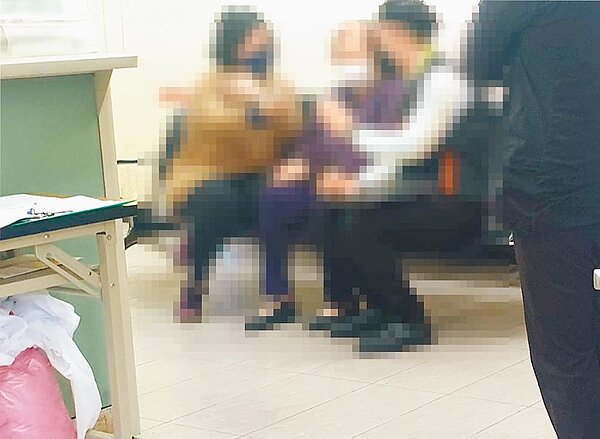 基隆3月大陳姓女嬰疑頭部撞擊手扶梯,送醫急救不治身亡,7日檢警前往基隆殯儀館相驗,家屬在外等候。(翻攝照片/陳彩玲基隆傳真)