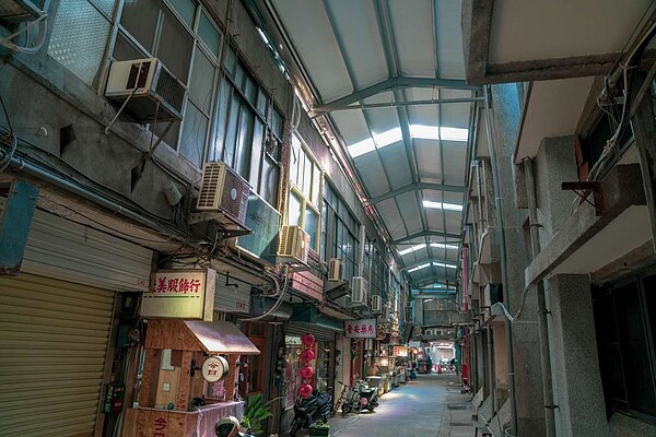 東門市場整建工程也同步拆除攤舖位內既有老舊鐵窗、外推違建等設施。圖／新竹市政府提供