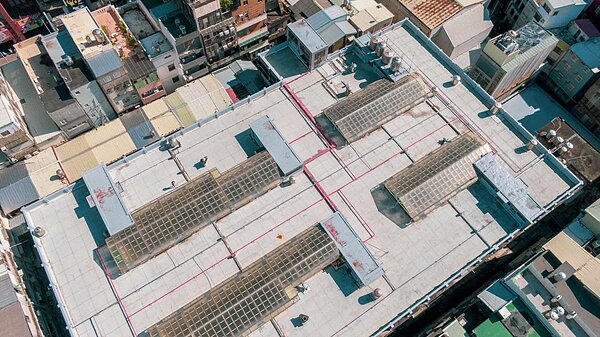 東門市場整建工程除了施作外牆拉皮、耐震補強、屋頂隔熱防水及排水工程等，更全新增設220V電路系統與污水處理系統。圖／新竹市政府提供