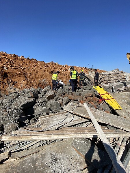 台中市新社區8日早進行白冷圳大地裝置藝術營造工程，卻發生擋土牆倒塌，釀一死一傷工安意外。圖／讀者提供