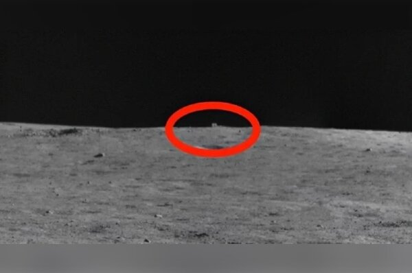 玉兔二號月球車發現神秘的「立方體」，仿佛憑空出現的「神秘小屋」。圖／北京航太城新媒體中心「我們的太空」微信公眾號