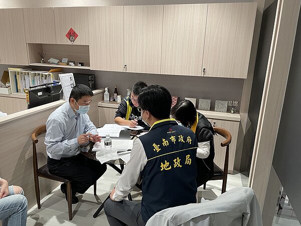 針對民眾通宵排隊買房,地政局隨即派員與消保官至現場辦理聯合稽查。圖/台南市地政局提供