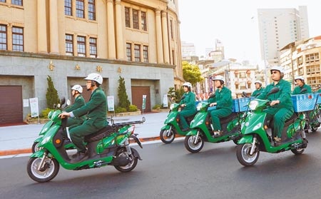 中華郵政明年將跟進軍公教調薪，圖為郵務士騎乘電動車出發工作。（本報資料照片）