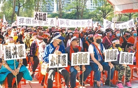 
台中市花東新村及自強新村重建95戶，預計月底進住。因超黨派台中市議員日前質疑名冊前後不一及繼承等問題，引爆原住民市議員黃仁不滿，認為故意挑起族群對立，8日發動近500位來自全台各地原住民到台中市議會陳情。（陳世宗攝）
