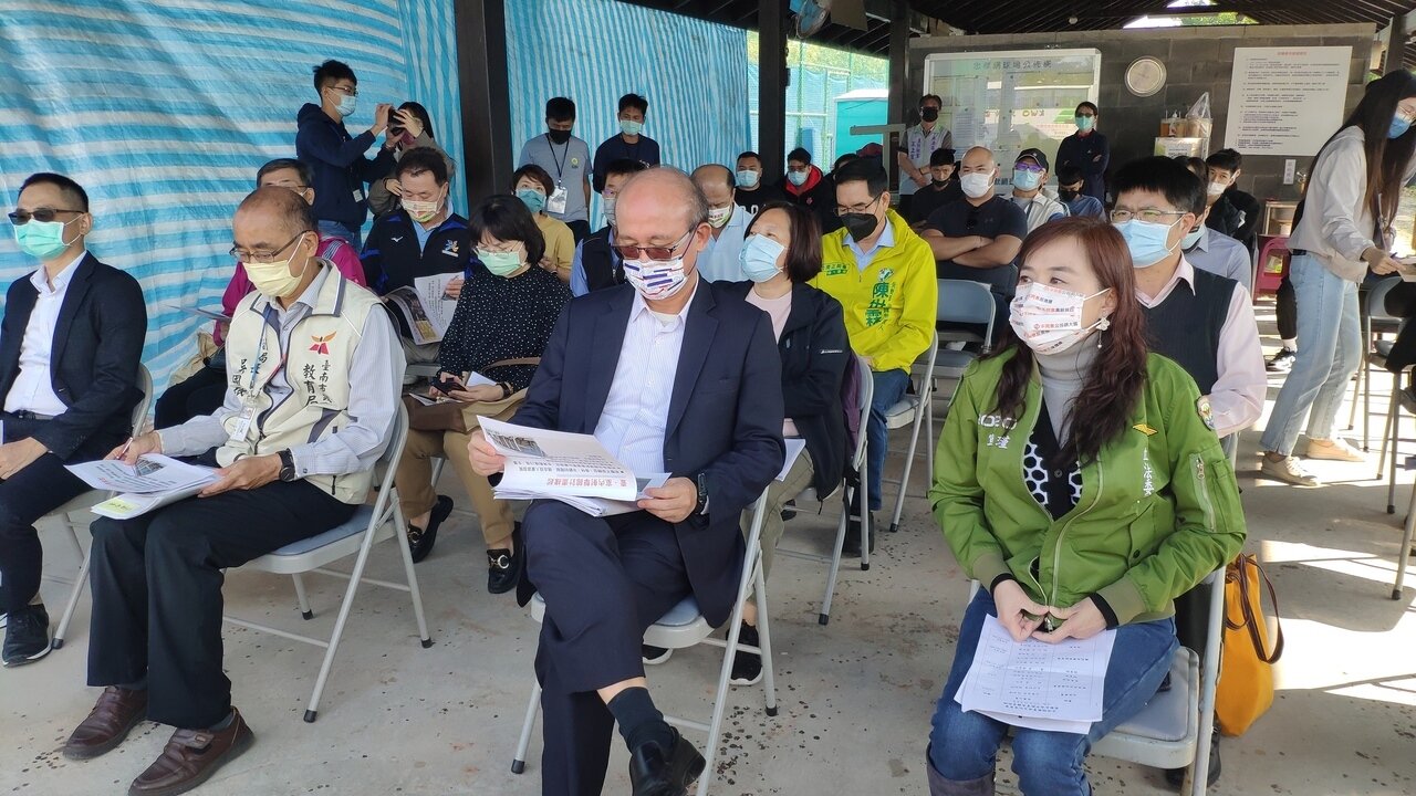 立委林宜瑾(右一)偕同教育部次長林騰蛟(右二)、南市府教育局副局長吳國珉(右三)會勘永康全民運動館預定地。記者謝進盛/攝影