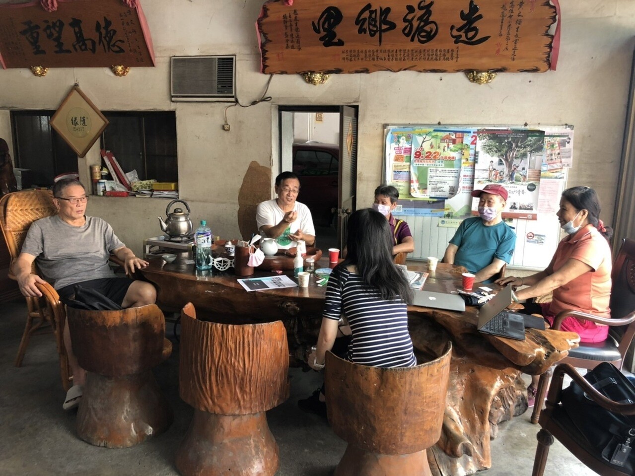 龍鳳里辦公室是居民泡茶聊天去處，談起遷村居民說好像有點冷掉了。左一為龍鳳里長黃文裕。記者林巧璉／攝影 