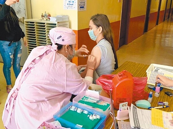 台中市揪團接種疫苗反映熱烈,11日擴大百貨賣場開放施打。圖/台中市衛生局提供