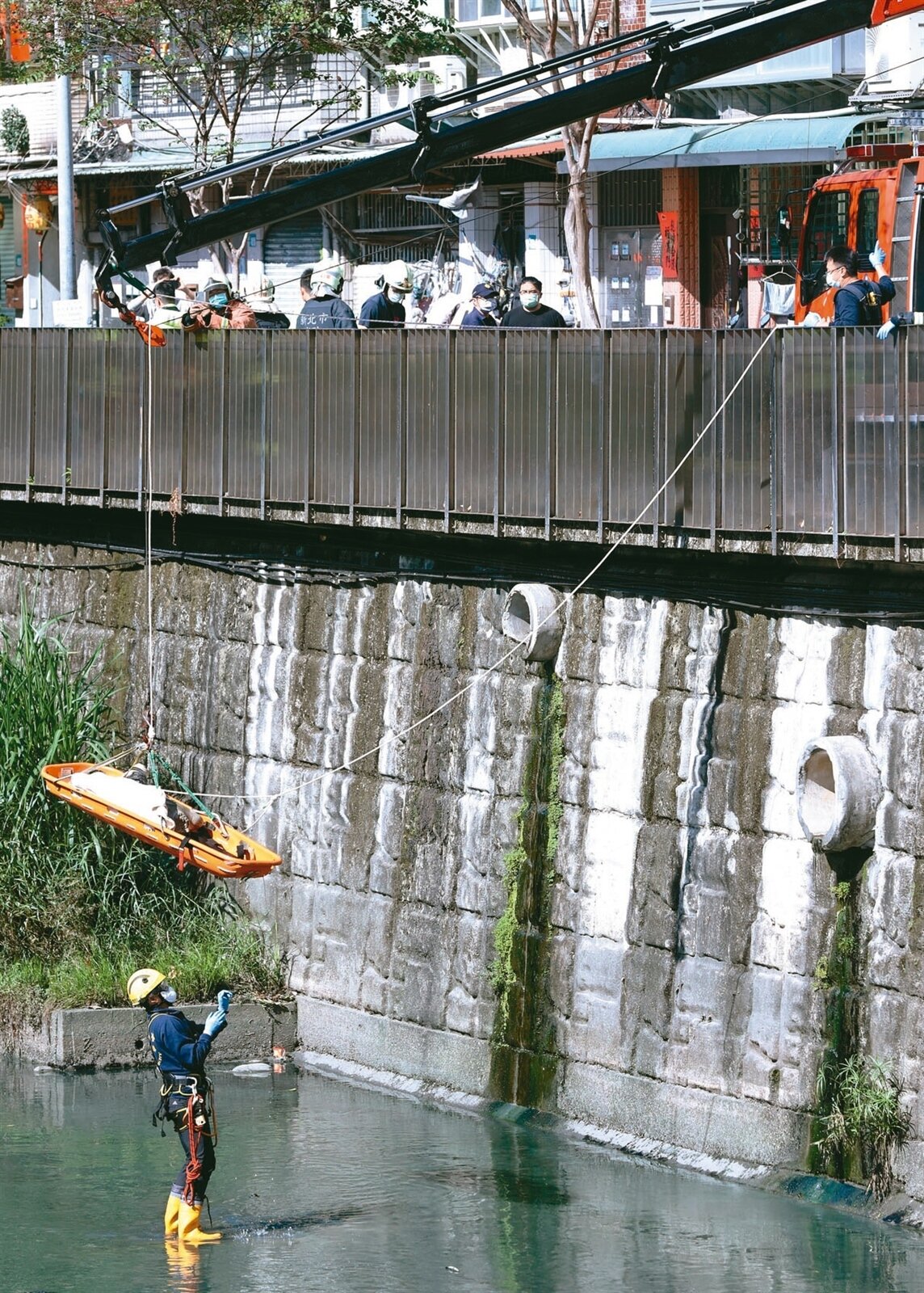 新北永和小溪昨驚見浮屍,消防隊將遺體撈上岸。記者侯永全/攝影