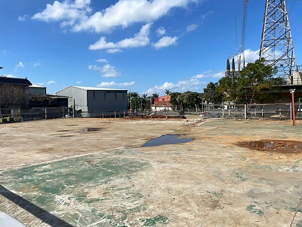 新北市林口區文化北路某違規資源回收場,因違反土地使用分區管制規定,並設置違章貨櫃屋,經新北市政府公共安全聯合稽查小組認定確屬違章列為立即拆除對象,要求業者立即停止使用並限期改善。圖/新北市政府提供