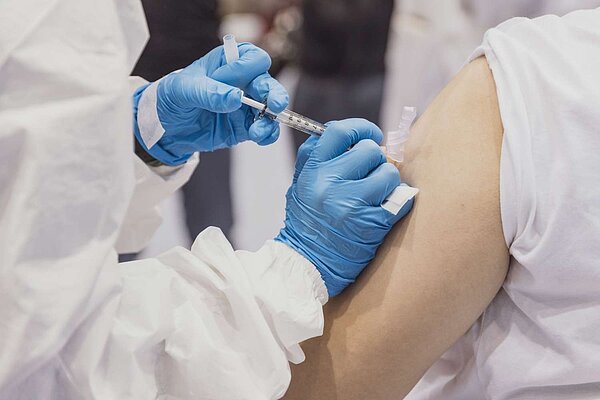 竹市中正市場接種莫德納贈200元賣場禮券。圖/新竹市府提供