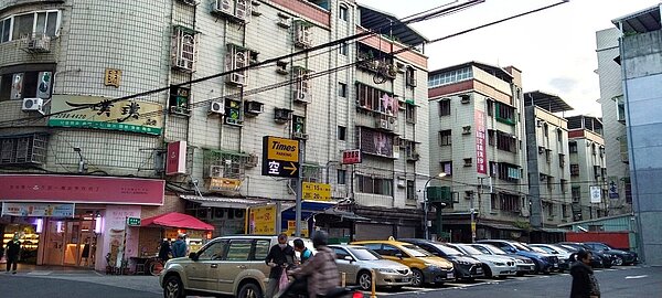 新北市蘆洲區長安街有「海砂一條街」的稱號,居住安全及都更推動困難,都成了長安街居民的夢魘。圖/新北住都中心