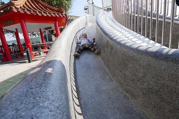 五龍社區公園重新整建,改善時保留下有歷史意義的五華亭,並增加一座溜滑梯,讓小朋友可以遊玩。圖/新竹縣政府提供