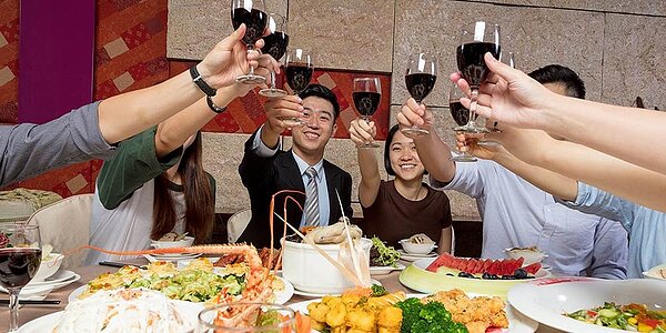 國稅局指出,營業人多半會舉辦尾牙抽獎,提供3C產品、禮券、旅遊住宿券等酬勞員工,惟依營業稅法規定,其進貨收據或發票不能扣抵銷貨的營業稅額。尾牙場合示意圖。(喝酒有害身體健康)圖/中時電子報資料照