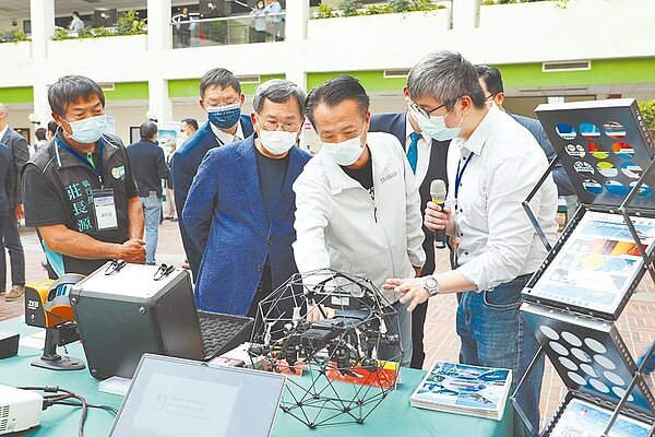 嘉義縣政府9日辦無人機研討會,邀請多家業者參與,欲結合產官學研力量,在嘉縣建構起無人機產業鏈。圖/嘉義縣政府提供