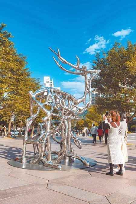 楊英風1962年創作的「梅花鹿」,運用書法線條、枝椏狀的雙角、秀拔的肢體讓梅花鹿栩栩如生,是1樓戶外的焦點。(吳松翰攝)