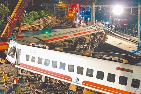 2018年台鐵普悠瑪列車在宜蘭新馬站翻覆，造成18死、116人輕重傷，台鐵局認為「住友商事株式會社」所供應的列車具有瑕疵求償6.1億元，台北地院審結後判決駁回請求，台鐵局敗訴。可上訴。（本報資料照片）
