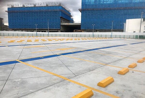 建國一路平面停車場計有95格汽車停車位及50格機車停車位。圖/新北市政府提供